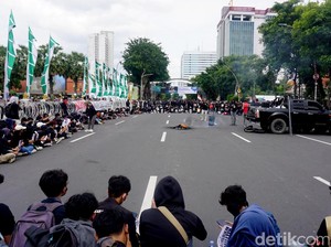 Massa Aksi di Surabaya Khawatir UU TNI Lemahkan Supremasi Sipil
