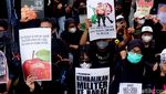 Aksi Bakar Ban Warnai Demo Tolak UU TNI di Surabaya