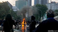 Massa sempat membakar gapura yang terpasang di depan Gedung Negara Grahadi.