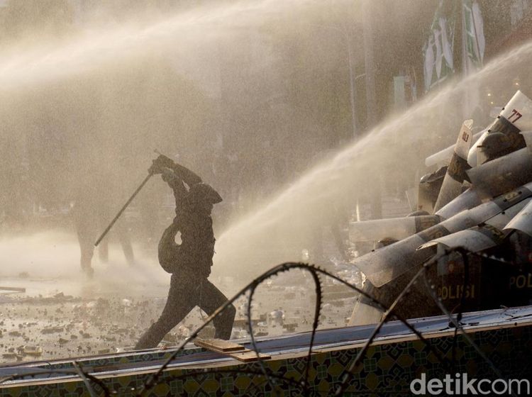 Demo Tolak UU TNI di Surabaya Ricuh