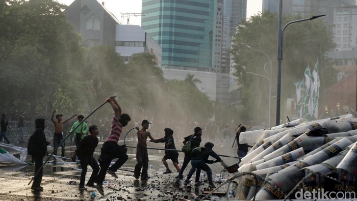 Demo Tolak UU TNI di Surabaya Ricuh Demo Tolak UU TNI di Surabaya Ricuh