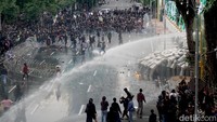 Dari pantauan detikJatim, tampak kawat berduri di depan Grahadi berusaha ditarik massa sekitar pukul 16.15 WIB, Senin (24/3/2025).
