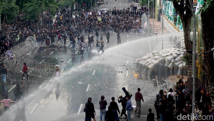 Demo Tolak UU TNI di Surabaya Ricuh