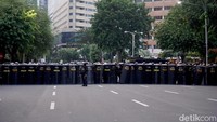 Polisi kemudian memblokade Jalan Gubernur Suryo.