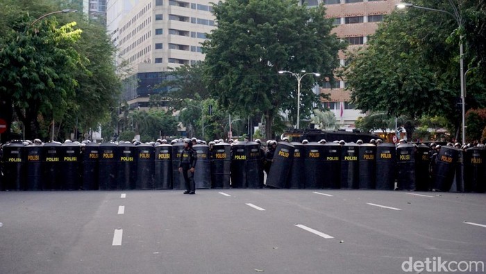 Demo Tolak UU TNI di Surabaya Ricuh Demo Tolak UU TNI di Surabaya Ricuh