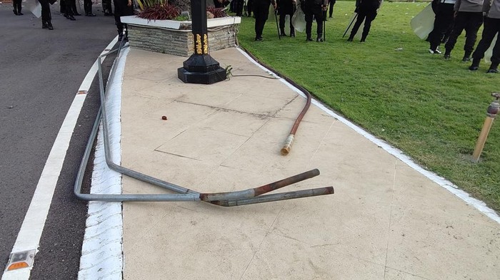 Massa rusak lampu gedung Grahhadi saat demo tolak UU TNI di Surabaya