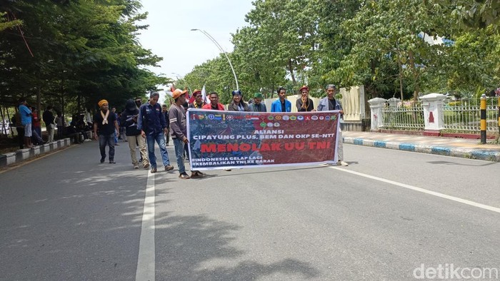 Suasana saat Cipayung Plus menggelar aksi di depan Gedung DPRD NTT, Senin (24/3/2025).