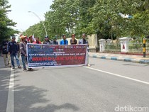 Demo Tolak UU TNI, Mahasiswa Bakar Ban di Depan DPRD NTT