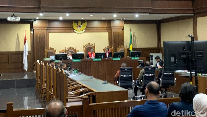 Dua terdakwa kasus dugaan korupsi pengadaan truk dan rescue carrier vehicle pada Basarnas divonis 4 dan 6 tahun penjara. (Mulia Budi/detikcom)