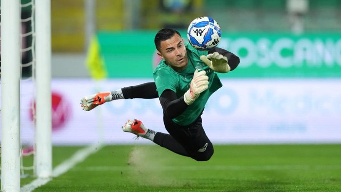 Emil Audero of Palermo FC participates in the Serie B match between Palermo and Cremonese at the Stadio Renzo Barbera in Palermo, Italy, on March 14, 2025. (Photo by Gabriele Maricchiolo/NurPhoto via Getty Images)