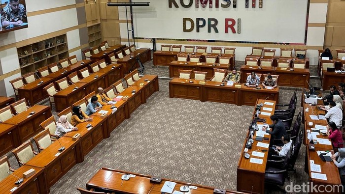 Farel Mahardika Putra, seorang anak yang ingin menjual ginjal untuk membebaskan ibunya yang ditahan di Polres Tangerang Selatan (Tangsel), mendatangi Komisi III DPR RI.