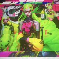 Sebagai seseorang yang sering berbicara tentang masa depan dan teknologi, mantan kekasih Elon Musk itu kerap tampil dengan gaya yang terinspirasi dari alien dan dunia luar angkasa. Ia pernah tampil dengan makeup unik menyerupai makhluk luar angkasa dengan warna hijau metalik dan lensa kontak aneh. Foto: dok. Instagram @grimes