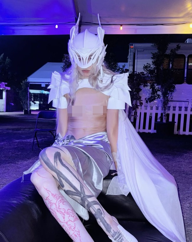 Dalam berbagai kesempatan, Grimes sering terlihat mengenakan pakaian yang tampak seperti armor dari dunia fantasi atau sci-fi. Foto: dok. Instagram @grimes