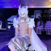 Dalam berbagai kesempatan, Grimes sering terlihat mengenakan pakaian yang tampak seperti armor dari dunia fantasi atau sci-fi. Foto: dok. Instagram @grimes