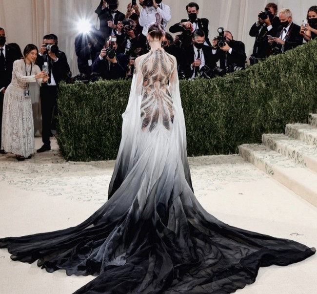 Dalam beberapa acara, Grimes memilih memakai pakaian yang menampilkan desain menyerupai organ tubuh atau tulang manusia. Salah satunya adalah busana dengan cetakan berbentuk tulang rusuk yang tampak futuristik dan menyeramkan sekaligus. Foto: dok. Instagram @grimes