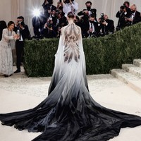 Dalam beberapa acara, Grimes memilih memakai pakaian yang menampilkan desain menyerupai organ tubuh atau tulang manusia. Salah satunya adalah busana dengan cetakan berbentuk tulang rusuk yang tampak futuristik dan menyeramkan sekaligus. Foto: dok. Instagram @grimes