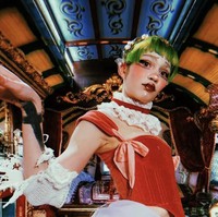 Grimes sering mengubah warna rambutnya menjadi warna-warna mencolok seperti biru neon, hijau terang, dan ungu pastel. Tak hanya itu, ia juga kerap memakai makeup dramatis dengan aksen glitter, garis-garis tajam, dan hiasan wajah yang tampak seperti berasal dari dunia lain.  Foto: dok. Instagram @grimes