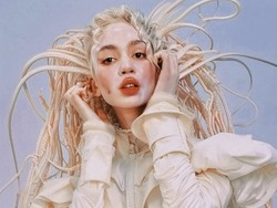 7 Gaya Aneh Grimes, Mantan Pacar Elon Musk yang Kini Didiagnosa Autis