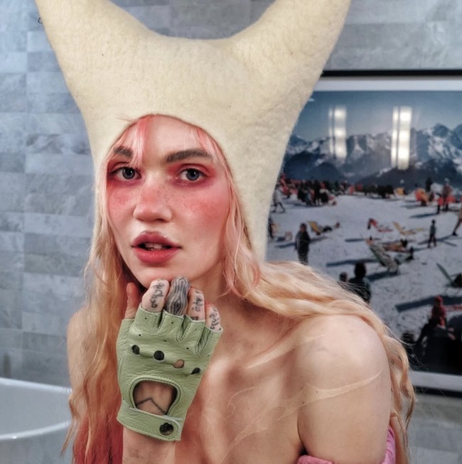 Ia mengaku bahwa ia juga kemungkinan menderita disleksia, yang menyebabkan kesulitan dalam mengeja tanpa bantuan spell-checker. Ia juga mengungkapkan bahwa jika diagnosis ini sudah diketahui sejak kecil, ia mungkin tidak akan berusaha sekeras yang ia lakukan sekarang. “Aku merasa jika kita tahu ini sejak aku kecil, aku tidak akan bekerja sekeras ini dan mungkin sudah mengonsumsi obat,” tulisnya. Foto: dok. Instagram @grimes