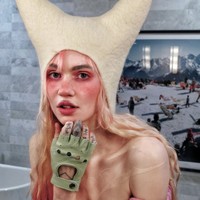 Ia mengaku bahwa ia juga kemungkinan menderita disleksia, yang menyebabkan kesulitan dalam mengeja tanpa bantuan spell-checker. Ia juga mengungkapkan bahwa jika diagnosis ini sudah diketahui sejak kecil, ia mungkin tidak akan berusaha sekeras yang ia lakukan sekarang. “Aku merasa jika kita tahu ini sejak aku kecil, aku tidak akan bekerja sekeras ini dan mungkin sudah mengonsumsi obat,” tulisnya. Foto: dok. Instagram @grimes