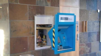 Ketika mesih ATM dibuka menimbulksn ilusi optik. Foto: Reddit