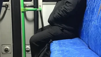 Loh kemana kepala orang ini? Gegara kepalanya bersandar ke sisi kanan menimbulkan ilusi optik. Foto: Reddit