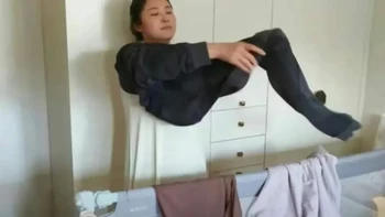 Perempuan ini sedang melayang? Tentu tidak, dia sedang berganti pakaian. Foto: Reddit