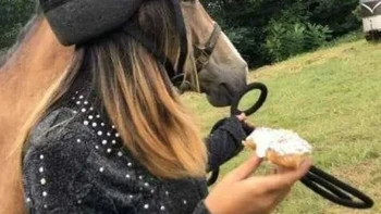 Ada yang mengira perempuan ini memilih wajah kuda? Foto: Reddit
