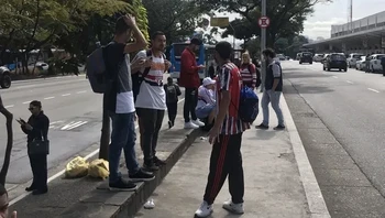 Karena perbedaan tinggi lantai membuat mata terkecoh saat melihat pria di sisi kiri berukuran kecil. Foto: Reddit