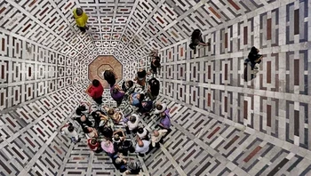 Ada yang mengira ini adalah lorong pesawat luar angkasa? Jika iya, maka keliru, ini sekadar lantai. Foto: Reddit