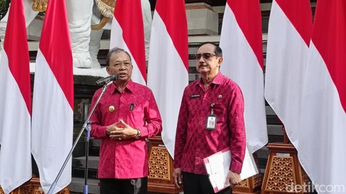 Gubernur Bali Wayan Koster didampingi Kepala Dinas Pariwisata Provinsi Bali Tjok Bagus Pemayun di Rumah Jabatan Gubernur Bali, Senin (24/3/2025).