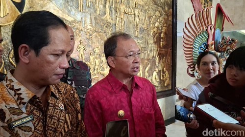 Gubernur Bali Wayan Koster seusai acara Bimbingan Teknis Pengelolaan Sampah bagi Babinsa Provinsi Bali di Kodam Udayana, Senin (24/3/2025).