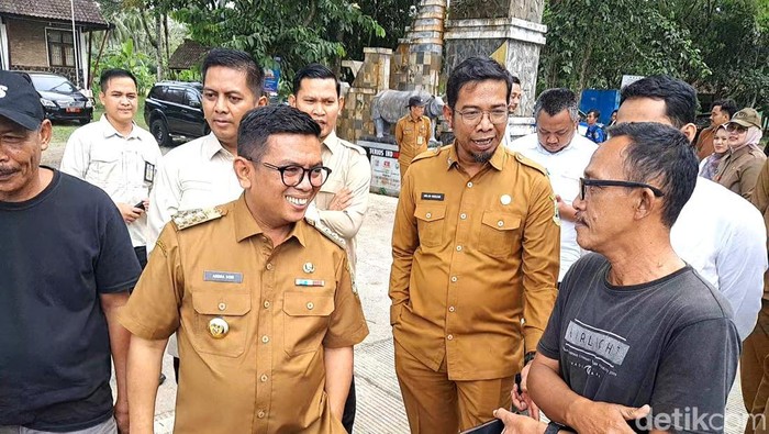 Gubernur Banten Andra Soni mengecek perbaikan jalan dari Sumur menuju Ujung Kulon, Pandeglang, Banten. (Arief/detikcom).