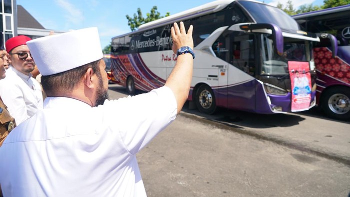 Gubernur Bengkulu Helmi Hasan melepas pemudik dalam program mudik gratis 2025.