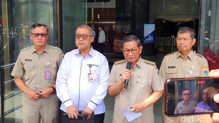 Gubernur DKI Jakarta Pramono Anung mengaku diingatkan terkait kasus korupsi lama di Jakarta yang belum tuntas saat bertemu dengan pimpinan KPK. (Adrial A/detikcom)