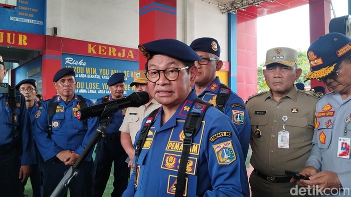 Gubernur DKI Jakarta Pramono Anung mengatakan petugas Damkar Jakarta lebih banyak menerima laporan non-kebakaran dibanding peristiwa kebakaran. (MI Fawdi/detikcom)