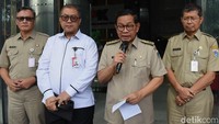 Pramono didampingi Sekjen KPK Cahya Harefa memberikan keterangan pers usai menemui pimpinan KPK.  