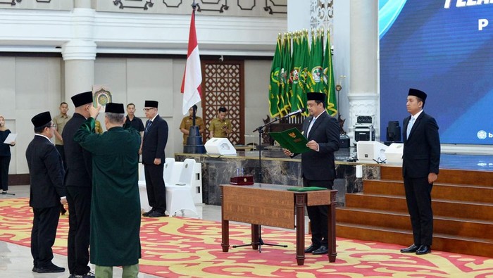 Gubsu Bobby melantik Alex Sinulingga menjadi Kadisdik Sumut (Dok. Diskominfo Sumut)