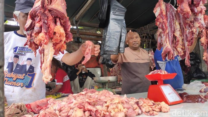 Harga daging di Pasar Palembang merangkak naik.