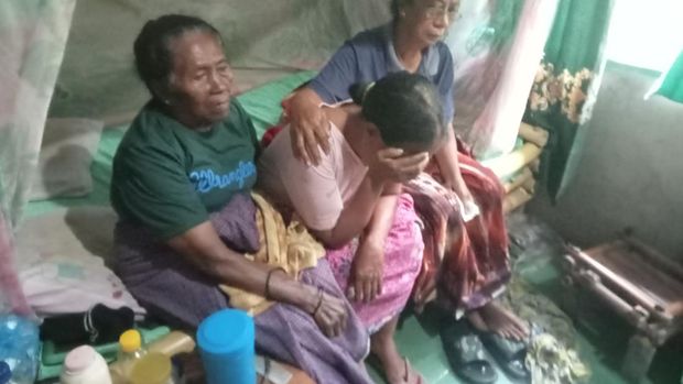Valentina Weli Hewen (tengah) menangis di kamar setelah kehilangan anaknya Rosalina Barek Sogen. Rosalina tewas diduga ditebas OPM di Yahukimo, Papua Pegunungan, Jumat (21/3/2025).