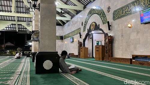 Suasana di Masjid Agung Sudirman Denpasar saat malam Ramadan ke-25, Senin (24/3/2025).