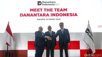 Berikut susunan lengkap pengurus Danantara: Board of Danantara : Kepala Badan/Chief Executive Officer (CEO) Rosan Roeslani, Chief Operational Officer (COO) Dony Oskaria, Chief Investment Officer (CIO) Pandu Sjahrir.