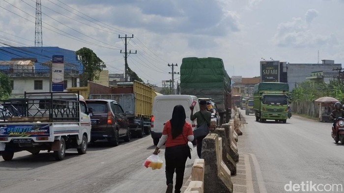 Jalan Lintas Timur Palembang-Betung sudah mulai dipadati kendaraan pribadi dan truk kecil