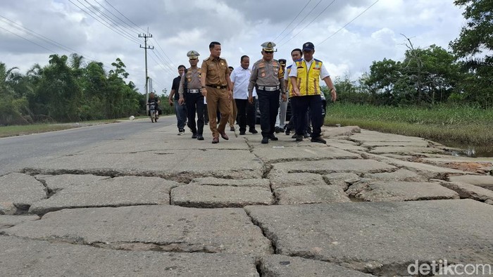 Pemantauan jalintim di Pelalawan yang rusak karena direndam banjir