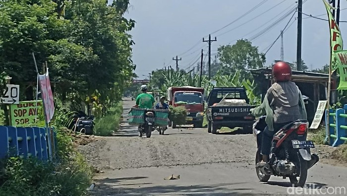 Proses penambalan jalan yang mengalami kerusakan di Kadilanggon, Wedi, Klaten, Senin (24/3/2025).