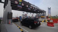 Pengemudi melintas di jalan tol Klaten-Prambanan, Gerbang Tol Prambanan, Klaten, Jawa Tengah, Senin (24/3/2025).