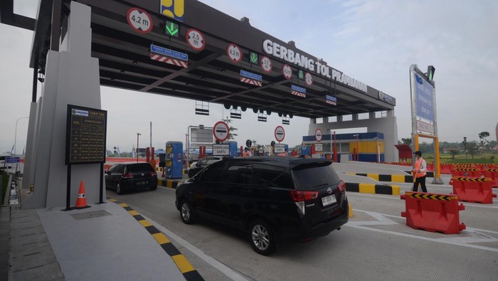 Pengemudi melintas di jalan tol Klaten-Prambanan di Gerbang Tol Prambanan, Klaten, Jawa Tengah, Senin (24/3/2025). PT Jasamarga Jogja Solo mengoperasikan segmen jalan tol Klaten-Prambanan secara fungsional sepanjang 8,6 Km yang dibuka 24 jam untuk semua golongan kendaraan dari tanggal 24 Maret  hingga 7 April   guna mendukung kelancaran arus mudik Lebaran. ANTARA FOTO/Aloysius Jarot Nugroho/nz.