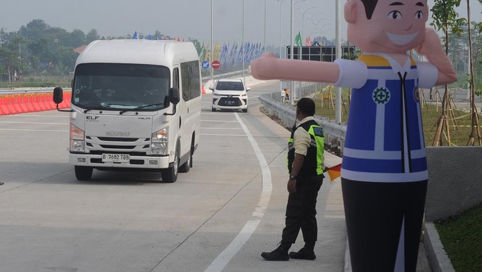 Pengemudi melintas di jalan tol Klaten-Prambanan di Gerbang Tol Prambanan, Klaten, Jawa Tengah, Senin (24/3/2025). PT Jasamarga Jogja Solo mengoperasikan segmen jalan tol Klaten-Prambanan secara fungsional sepanjang 8,6 Km yang dibuka 24 jam untuk semua golongan kendaraan dari tanggal 24 Maret  hingga 7 April   guna mendukung kelancaran arus mudik Lebaran. ANTARA FOTO/Aloysius Jarot Nugroho/nz.