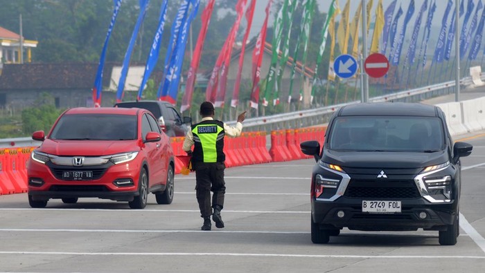 Pengemudi melintas di jalan tol Klaten-Prambanan di Gerbang Tol Prambanan, Klaten, Jawa Tengah, Senin (24/3/2025). PT Jasamarga Jogja Solo mengoperasikan segmen jalan tol Klaten-Prambanan secara fungsional sepanjang 8,6 Km yang dibuka 24 jam untuk semua golongan kendaraan dari tanggal 24 Maret  hingga 7 April   guna mendukung kelancaran arus mudik Lebaran. ANTARA FOTO/Aloysius Jarot Nugroho/nz.