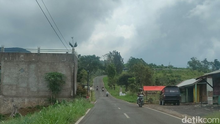 Jalur Puncak 2 saat siang hari